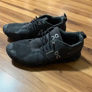On Cloud Women’s Black Athletic Shoes size 7